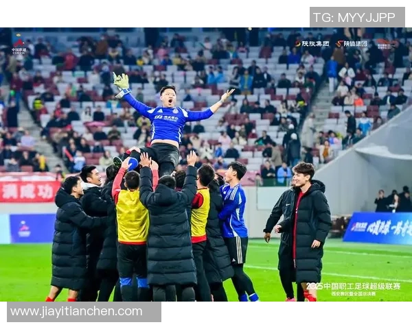 球星亲临助阵观看足球比赛现场感受精彩瞬间 球星亲临助阵观看足球比赛现场感受精彩瞬间